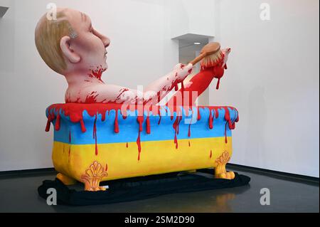 Retrospektive des Düsseldorfer Künstlers Jacques Tilly im Stadtmuseum Düsseldorf:ãJacques Tilly. Freigeist - 200 Jahre Comitee Düsseldorfer Karneval e. V. Ò, Modell Putin in der Blutbadewanne. *** Retrospektive des Düsseldorfer Künstlers Jacques Tilly im Stadtmuseum Düsseldorf ÒJacques Tilly Freigeist 200 Jahre Comitee Düsseldorfer Karneval e V Ó, Model Putin im Blutbad Stockfoto