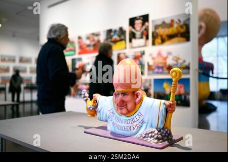 Retrospektive des Düsseldorfer Künstlers Jacques Tilly im Stadtmuseum Düsseldorf:ãJacques Tilly. Freigeist - 200 Jahre Comitee Düsseldorfer Karneval e. V. Ò, Modell zum Thema Missbrauch in der katholischen Kirche. *** Retrospektive des Düsseldorfer Künstlers Jacques Tilly im Stadtmuseum Düsseldorf ÒJacques Tilly Freigeist 200 Jahre Comitee Düsseldorfer Karneval e V Ó, Modell zum Thema Missbrauch in der katholischen Kirche Stockfoto