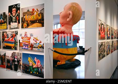 Retrospektive des Düsseldorfer Künstlers Jacques Tilly im Stadtmuseum Düsseldorf:ãJacques Tilly. Freigeist - 200 Jahre Comitee Düsseldorfer Karneval e. V. Ò, Modell Putin in der Blutbadewanne. *** Retrospektive des Düsseldorfer Künstlers Jacques Tilly im Stadtmuseum Düsseldorf ÒJacques Tilly Freigeist 200 Jahre Comitee Düsseldorfer Karneval e V Ó, Model Putin im Blutbad Stockfoto