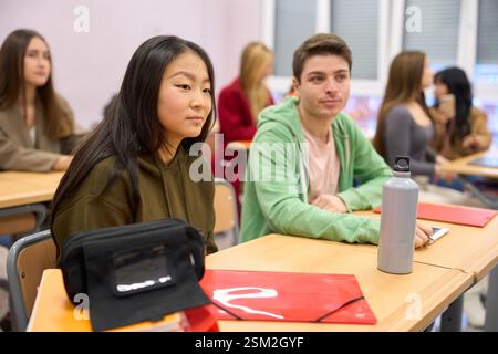 Universitätsstudenten, die eine Vorlesung im Klassenzimmer besuchen Stockfoto