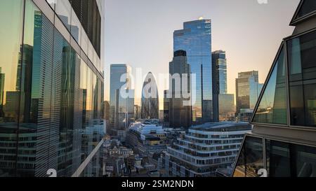 30. Januar 2025 London, UK - Eine atemberaubende Stadtlandschaft des Londoner Finanzviertels mit modernen Wolkenkratzern, die in warmen Glanz getaucht sind. Stockfoto