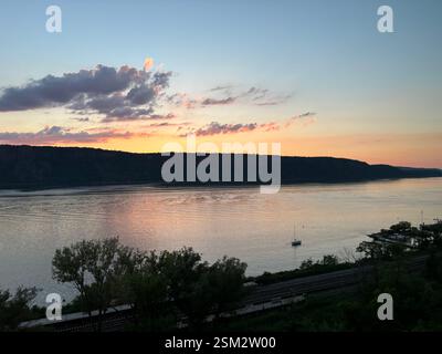 Sonnenuntergang über dem Hudson River und Palisades von Yonkers, NY Stockfoto