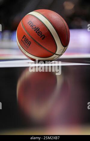 Torino, Italien. Februar 2025. Offizieller Ball beim Frecciarossa Final Acht 2025 Basket zwischen Germani Brescia und Bertram Derthona Tortona in Turin Norditalien - 12. Februar 2025. Sport - Basket (Foto: Fabio Ferrari/LaPresse) Credit: LaPresse/Alamy Live News Stockfoto