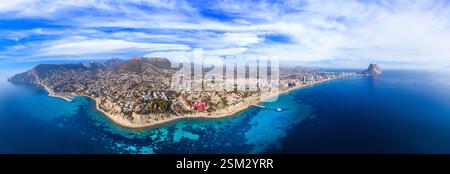Costa Blanca, Spanien. Malerische Calpe Stadt mit Luftdrohne Panoramablick aus einem hohen Winkel, Küstenstadt Panorama. Spanische Sommerziele die besten Orte Stockfoto