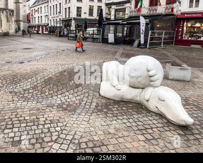 Eine Statue von Nello und Patrasche, Figuren aus der beliebten Kindergeschichte Ein Hund von Flandern, vor der Kathedrale im Handschoenmarkt in Antwerpen Stockfoto