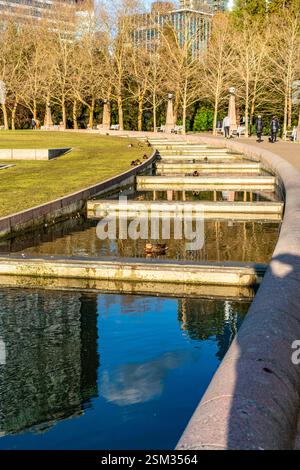 Blick auf einen Wassergraben rund um den Bellevue City Park in Bellevue, Washington. Stockfoto