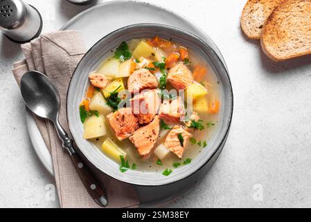 Lachsfischsuppe. Traditionelle Suppe mit rotem Lachs und Gemüse, Blick von oben. Stockfoto