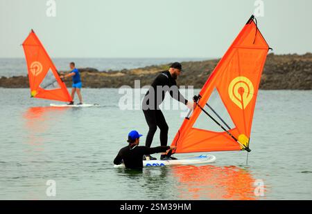 Windsurfschule in den geschützten Lagunen, El Cotillo, Oliva, Fuerteventura, Kanarischen Inseln, Spanien. Stockfoto