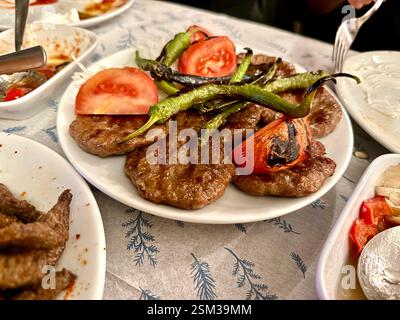 Türkischer Kofte oder Kofta, serviert in einem traditionellen Restaurant vor Ort Stockfoto