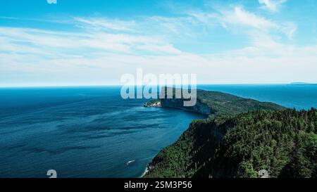 Atemberaubende Schönheit des Gipfels Mont Saint-Alban im Gaspésie Nationalpark, Quebec, mit atemberaubendem Blick auf Klippen und üppige Wälder Stockfoto