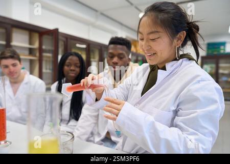 Junge Studenten, die chemische Experimente im Labor machen Stockfoto