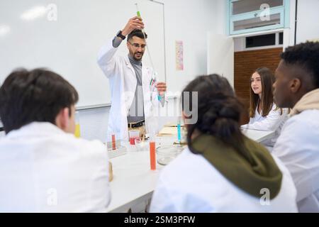 Chemielehrer experimentieren mit Schülern im Laborklassenzimmer in der Schule Stockfoto