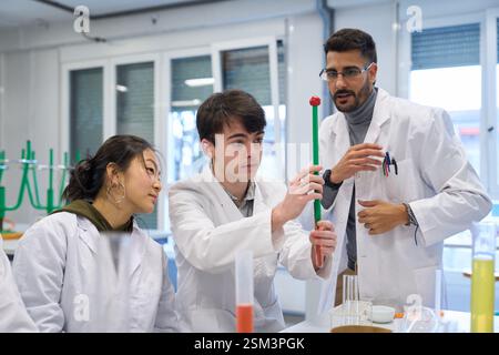 Chemielehrer erklärt Experiment den Schülern im Labor Stockfoto