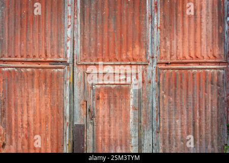 Tür aus rostigem Wellblech, Hintergrundstruktur. Stockfoto