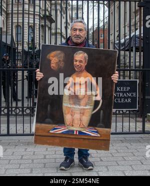 London, England, Großbritannien. Februar 2025. Der britische Künstler KAYA MAR hält sein Gemälde des britischen Reformführers Nigel Farage außerhalb der Downing Street. (Kreditbild: © Tayfun Salci/ZUMA Press Wire) NUR REDAKTIONELLE VERWENDUNG! Nicht für kommerzielle ZWECKE! Stockfoto