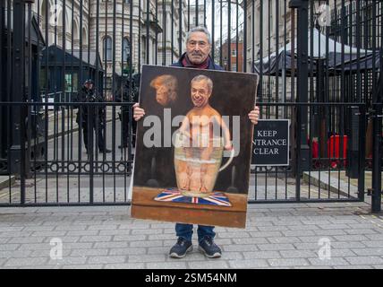 London, England, Großbritannien. Februar 2025. Der britische Künstler KAYA MAR hält sein Gemälde des britischen Reformführers Nigel Farage außerhalb der Downing Street. (Kreditbild: © Tayfun Salci/ZUMA Press Wire) NUR REDAKTIONELLE VERWENDUNG! Nicht für kommerzielle ZWECKE! Stockfoto