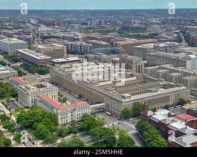Washington DC, USA - 30. April 2024: Luftaufnahme der Regierungsgebäude am L'enfant Plaza in der Innenstadt von Washington DC Stockfoto