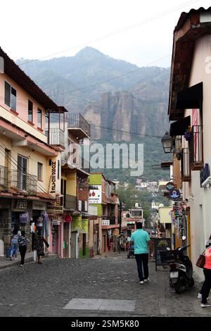 Tepoztlan, Morelos, Mexiko - 7. November 2024: Kopfsteinpflasterstraßen der magischen Stadt Tepoztlan in Morelos, Mexiko, ein Ort der Ruhe, mystischen und warmen Klima Stockfoto