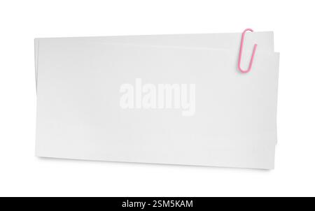 Leeres Papierblatt befestigt mit Clip isoliert auf weiß, Draufsicht Stockfoto