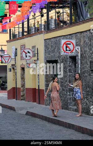 Tepoztlan, Morelos, Mexiko - 7. November 2024: Kopfsteinpflasterstraßen der magischen Stadt Tepoztlan in Morelos, Mexiko, ein Ort der Ruhe, mystischen und warmen Klima Stockfoto