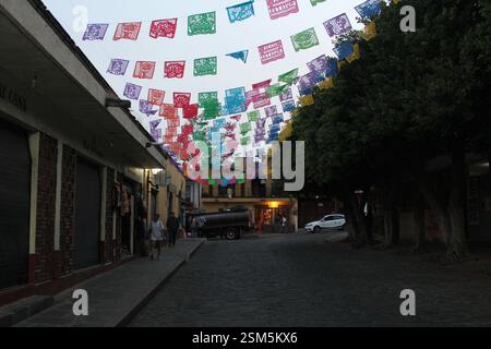 Tepoztlan, Morelos, Mexiko - 7. November 2024: Kopfsteinpflasterstraßen der magischen Stadt Tepoztlan in Morelos, Mexiko, ein Ort der Ruhe, mystischen und warmen Klima Stockfoto