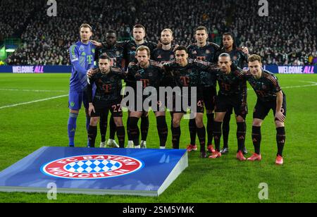 Bayern München Spieler stehen an, hintere Reihe von links, Manuel neuer, Dayot Upamecano, Eric Dier, Konrad Laimer, Leon Goretzka und Michael Olise, erste Reihe von links, Raphael Guerreiro, Harry Kane, Jamal Musiala, Leroy Sane und Joshua Kimmich vor dem UEFA Champions League Spiel in Celtic Park, Glasgow. Bilddatum: Mittwoch, 12. Februar 2025. Stockfoto