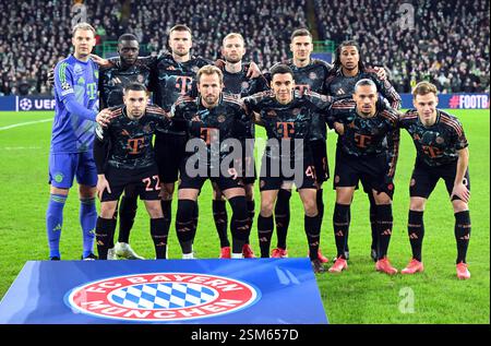 Glasgow, Großbritannien. Februar 2025. Fußball: Champions League, Celtic Glasgow - Bayern München, K.-o.-Runde, erstes Leg, Celtic Park, Münchner Spieler mit Torhüter Manuel neuer (zurück, l-r), Dayot Upamecano, Eric Dier, Konrad Laimer, Leon Goretzka, Michael Olise und Raphael Guerreiro (Front, l-r), Harry Kane, Jamal Musiala, Leroy Sané und Joshua Kimmich stehen vor dem Spiel für das Teamfoto an. Quelle: Sven Hoppe/dpa/Alamy Live News Stockfoto