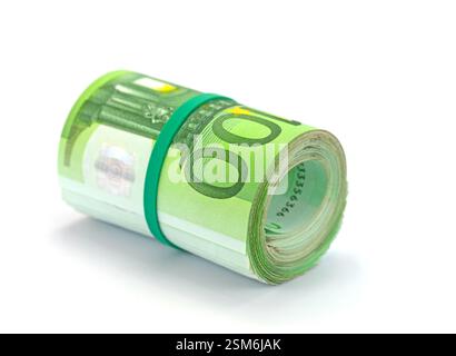 Viele Hundert-Mark-Scheine rollten vor einem weißen Hintergrund Stockfoto