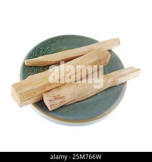 Drei palo santo-Sticks auf weißem Hintergrund Stockfoto