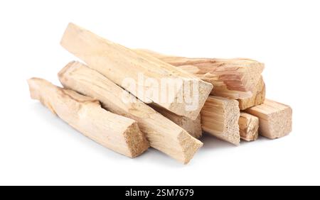 Stapel von palo santo Sticks auf weißem Hintergrund Stockfoto