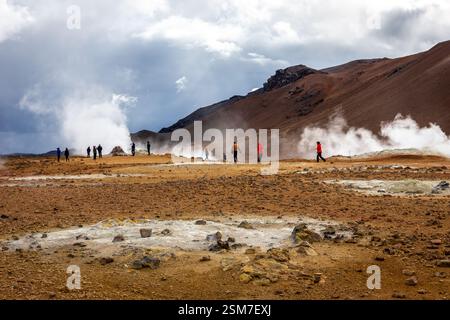 Vulkanische Landschaft von Hverir, Myvatn geothermisches Gebiet in Island, mit farbenfrohen schwefelhaltigen Schlammquellen, Dampflöchern, zerrissenem Schlamm und Fumarolen. Stockfoto