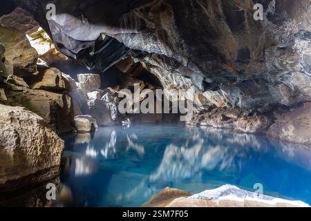 Grjotagja, eine kleine Lavahöhle mit kristallblauer heißer Wasserquelle und Felsformationen, Myvatn geothermisches Gebiet in Nord-Island. Stockfoto