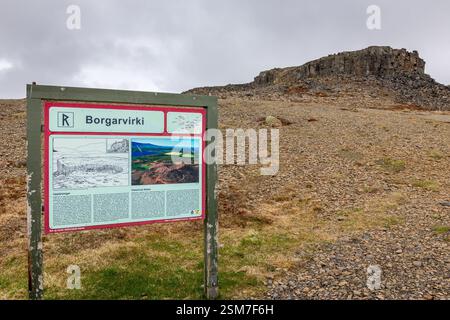 Borgarvirki, Island, 22.05.22. Borgarvirki-Kolumnar-Basalt-Wikingerfestung und ein vulkanischer Stecker auf der Halbinsel Vatnsnes im Nordwesten Islands. Stockfoto