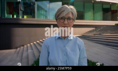Außenporträt einer kaukasischen Senior-Geschäftsfrau mittleren Alters Immobilienmaklerin Erwachsene Geschäftsfrau Unternehmerin Arbeitgeber Leader reif Stockfoto