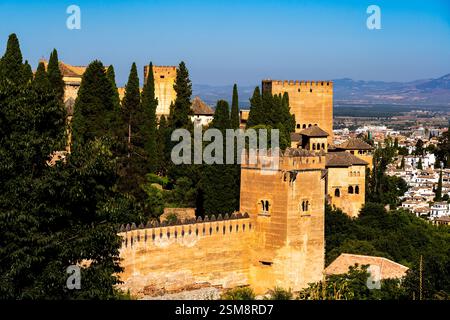 Ein fesselnder Blick auf die Türme des Alhambra-Palastes und die üppigen Zypressen in Granada, Spanien Stockfoto