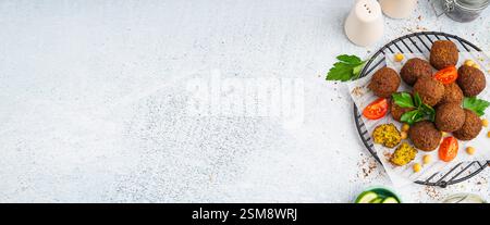 Köstliche Falafelkugeln auf hellem Hintergrund mit Platz für Text, Draufsicht Stockfoto