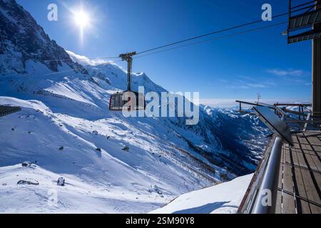 Blick auf die obere Seilbahn Aiguille du Midi an einem hellen, sonnigen Tag mit blauem Himmel Stockfoto