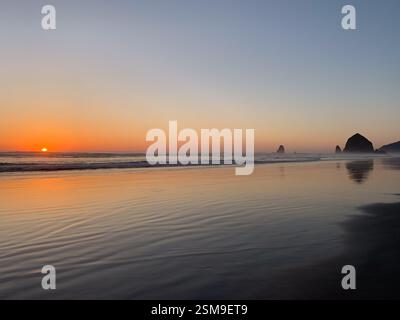 Cannon Beach mit Haystack Rock in der Ferne, Oregon Stockfoto