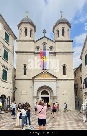Kotor, Montenegro - 2. Juli 2024: Alte historische Innenstadt. Fassade der St. Nikolaus Kirche mit zwei Türmen und dem Eingang. Menschen sind anwesend Stockfoto