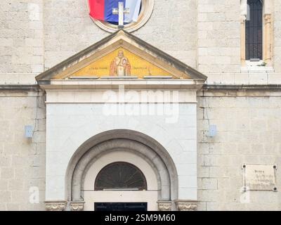 Kotor, Montenegro - 2. Juli 2024: Alte historische Innenstadt. Der Giebel der St. Nikolaus-Kirche trägt das farbenfrohe Bild des heiligen selbst mit goldenem Rücken Stockfoto