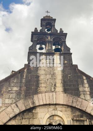 Kotor, Montenegro - 2. Juli 2024: Alte historische Innenstadt. Kirchturm der Kirche Saint Luke auf geschwärzter Fassade Stockfoto