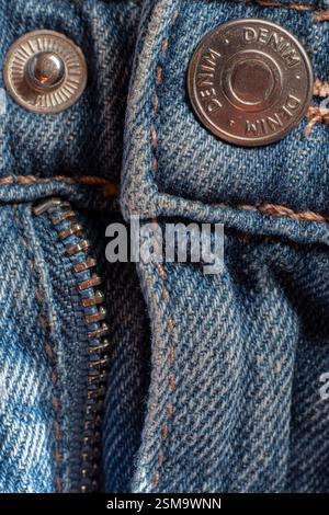 Nahaufnahme von Reißverschluss und Knopf an Vintage-Jeans Stockfoto