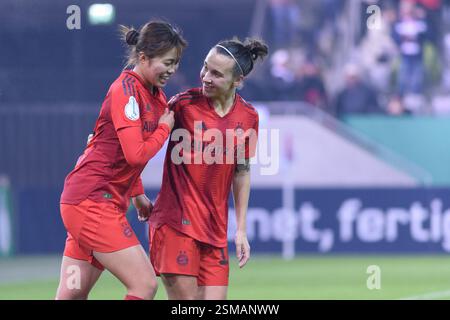 München, Deutschland. Februar 2025. München, 12. Februar 2024: Momoko Tanikawa (18 FC Bayern München) und Julia Zigiotti Olme (16 FC Bayern München) nach dem zweiten Tor im DFB-Pokal-Viertelfinale zwischen dem FC Bayern München und Eintracht Frankfurt am FC Bayern Campus München. (Sven Beyrich/SPP) Credit: SPP Sport Press Photo. /Alamy Live News Stockfoto