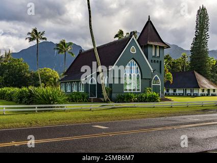Die Waioli Huiia Kirche steht in Hanalei, Kauai, mit den majestätischen Bergen im Hintergrund, nach einem schweren Sturm über den Hügeln Stockfoto