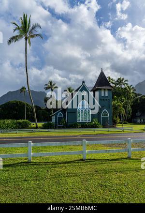 Die Waioli Huiia Kirche steht in Hanalei, Kauai, mit den majestätischen Bergen im Hintergrund, nach einem schweren Sturm über den Hügeln Stockfoto