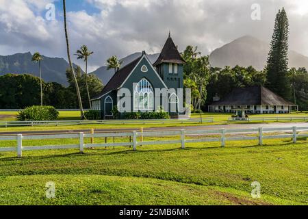 Die Waioli Huiia Kirche steht in Hanalei, Kauai, mit den majestätischen Bergen im Hintergrund, nach einem schweren Sturm über den Hügeln Stockfoto