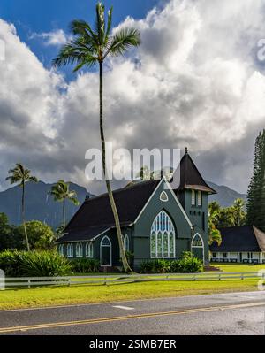 Die Waioli Huiia Kirche steht in Hanalei, Kauai, mit den majestätischen Bergen im Hintergrund, nach einem schweren Sturm über den Hügeln Stockfoto