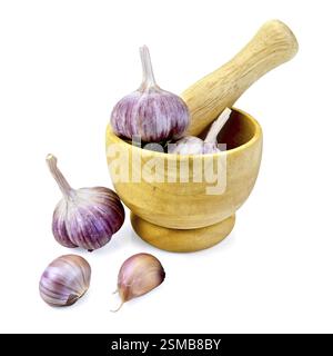 Ganze und Nelken Knoblauch Zwiebeln in einem hölzernen Mörser und auf dem Tisch isoliert auf weißem Hintergrund Stockfoto