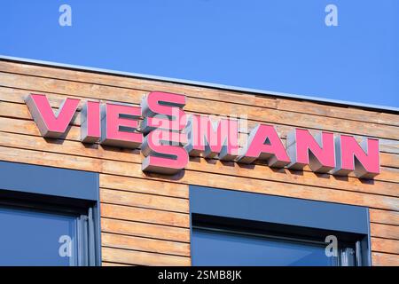 Nowy Tomysl, Polen - 11. Februar 2025. Viessmann-Logo in einem Vertriebsbüro - Viessmann ist ein deutscher Hersteller von Heizungs- und Kälteanlagen. Stockfoto