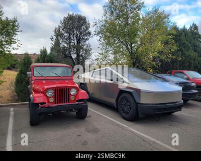 Auf einem Parkplatz befindet sich ein roter Jeep direkt neben einem silbernen Auto Stockfoto